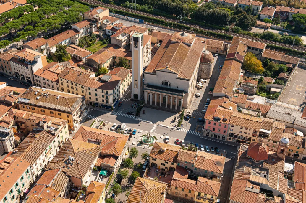 Pontedera dall’alto, con Piazza Curtatone e il Duomo